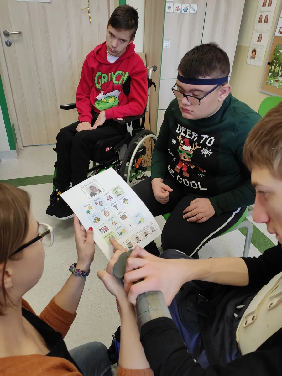 Komunikacja alternatywna i wspomagająca