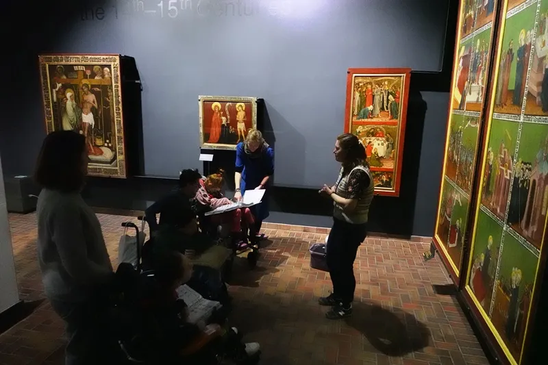 Uczennice i uczniowie SPS nr 327 podczas lekcji w Muzeum Narodowym w Warszawie