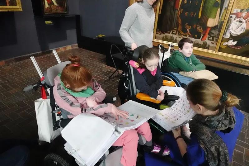 Uczennice i uczniowie SPS nr 327 podczas lekcji w Muzeum Narodowym w Warszawie