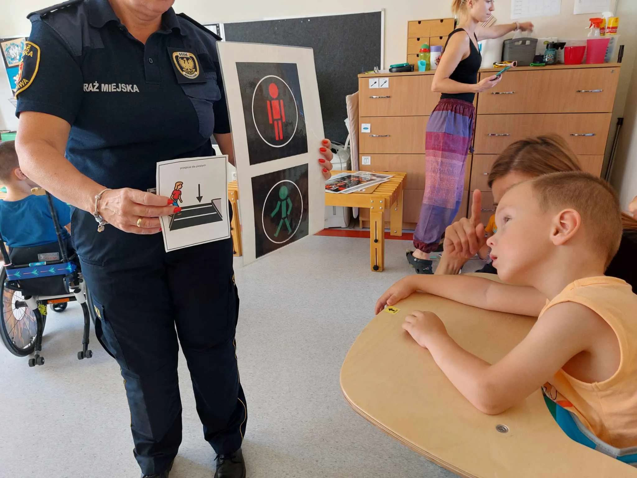 Maks przypomina sobie zasady bezpieczeństwa na przejściu dla pieszych