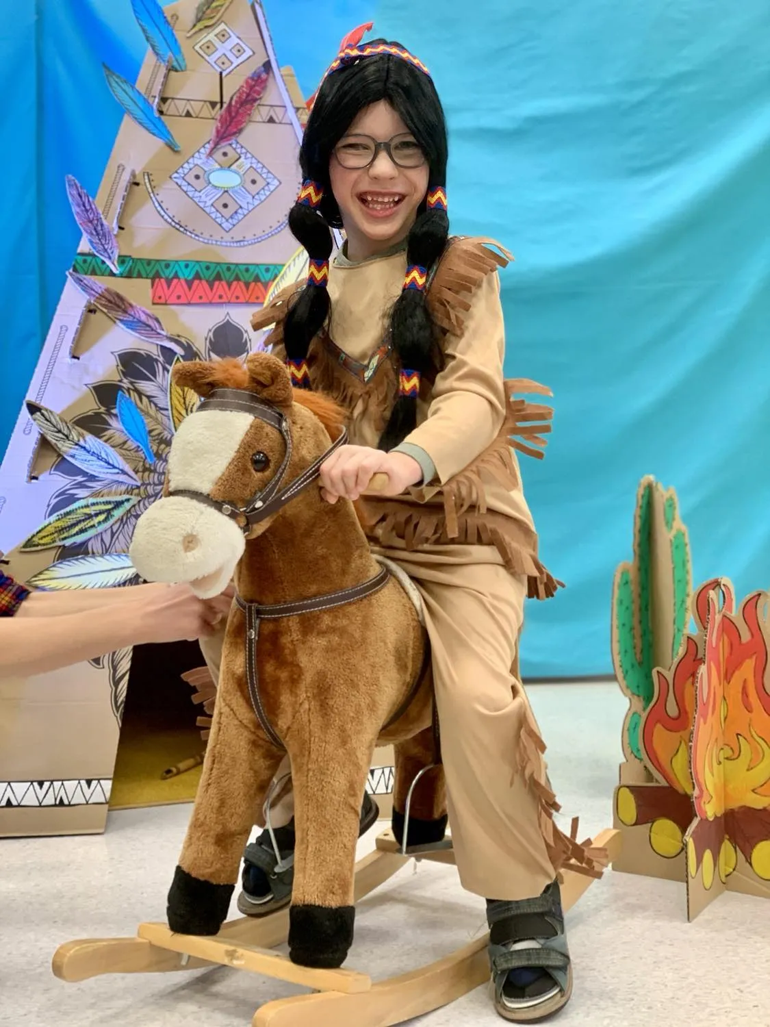 Szymon na koniu w przebraniu Indianina