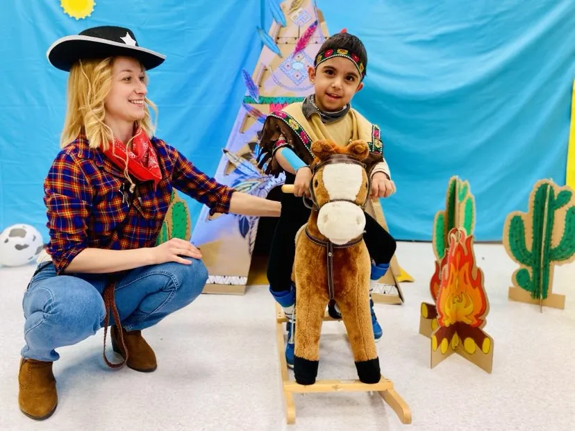 Peter na koniu przebrany za Indianina