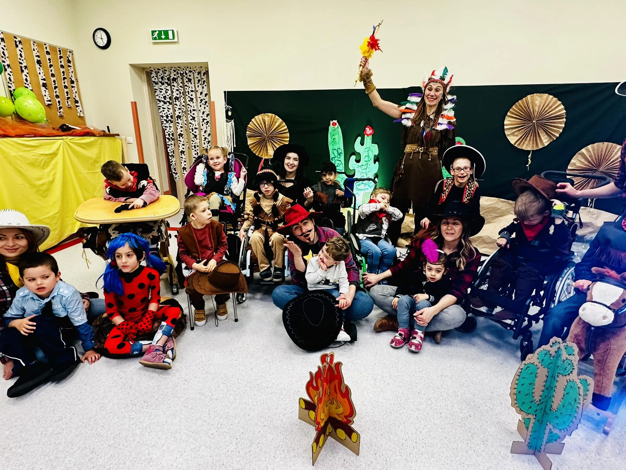 wspólne zdjęcie przedszkolaków i nauczycieli w przebraniach
