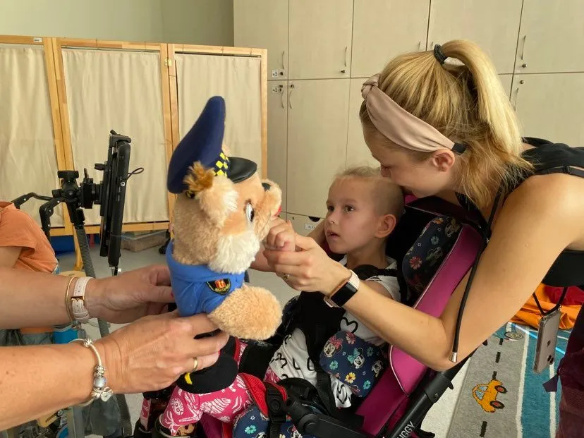 Amelka wita się z maskotką Straży Miejskiej