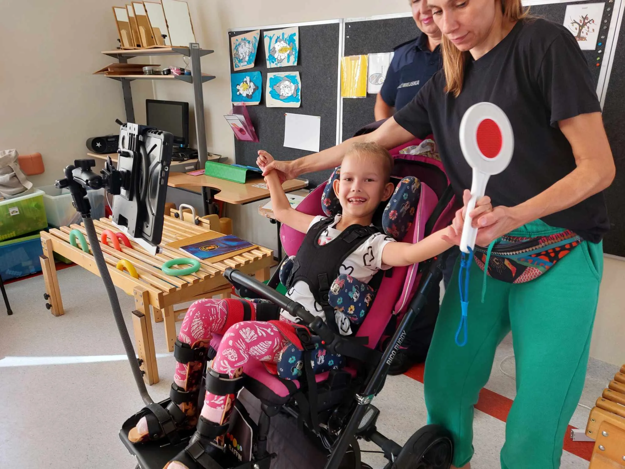 Amelka kieruje ruchem podczas wspólnej zabawy