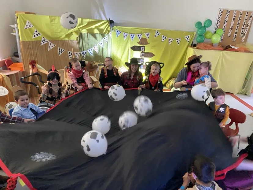 zabawa z chustą oraz balonami – krówkami