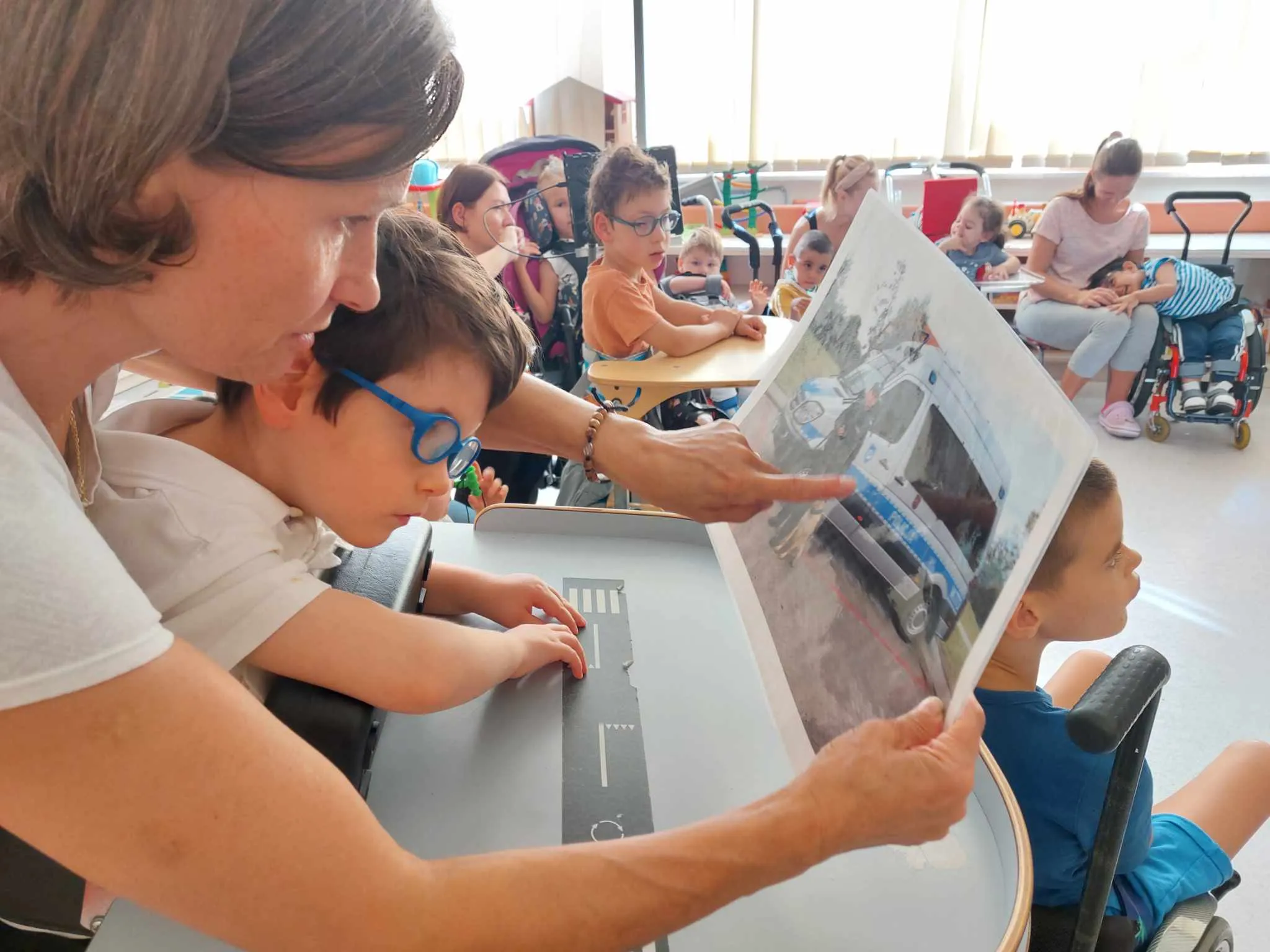 Staś ogląda zdjęcie radiowozu