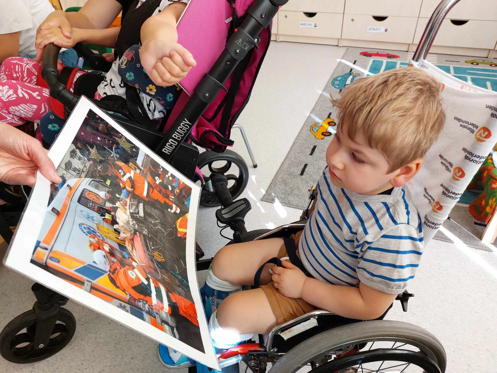 Kazio ogląda zdjęcie ratowników medycznych