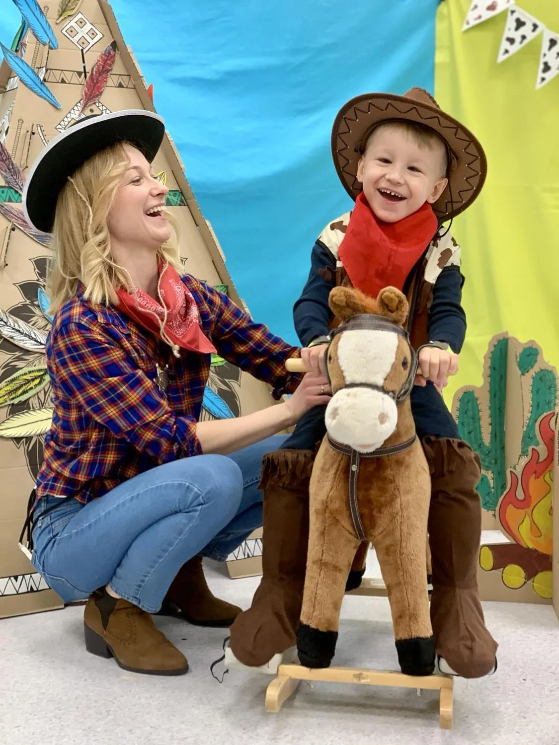 Victor na koniu w przebraniu kowboja