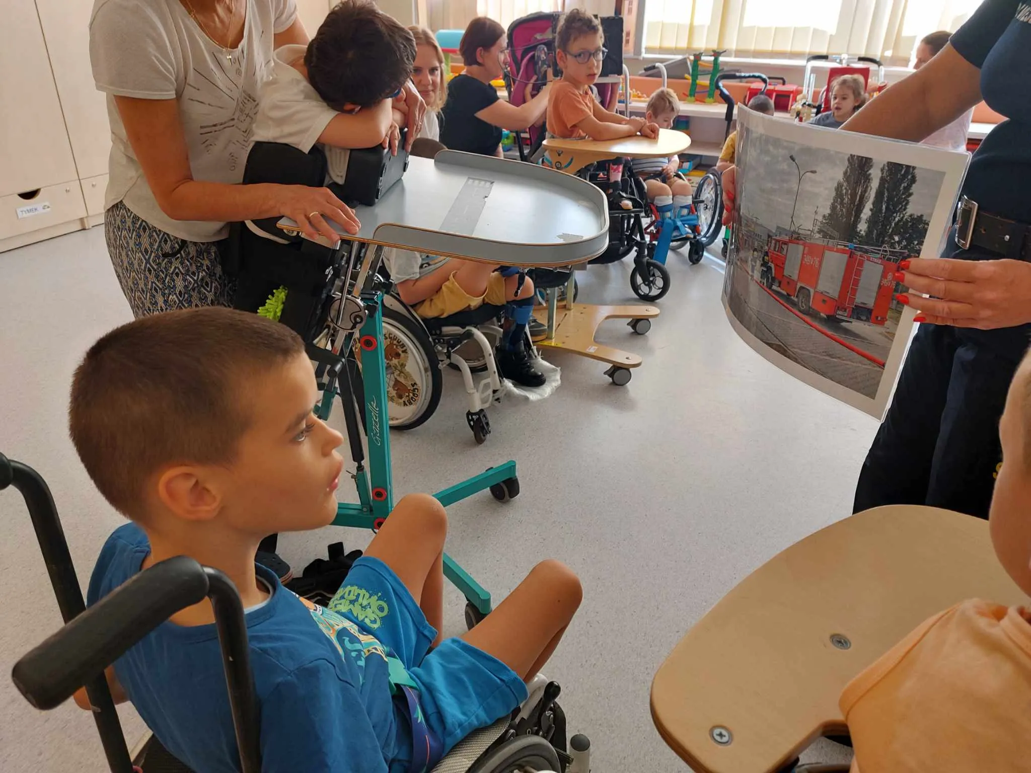 Piotr przygląda się zdjęciu wozu strażackiego