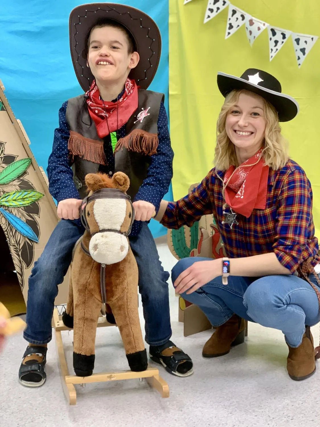 Piotr na koniu w przebraniu szeryfa