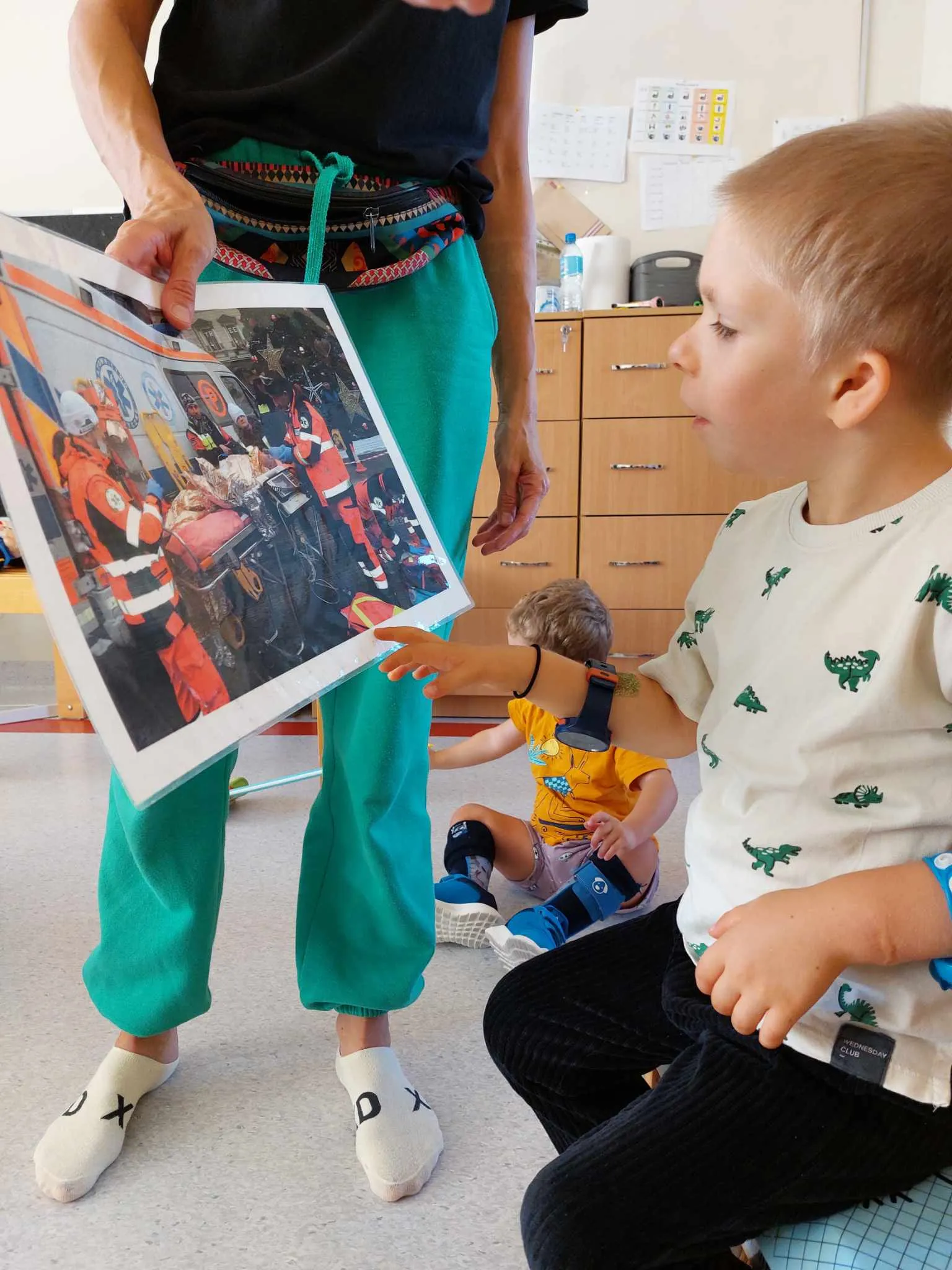 Tymon zastanawia się jakim pojazdem jeżdżą ratownicy medyczni