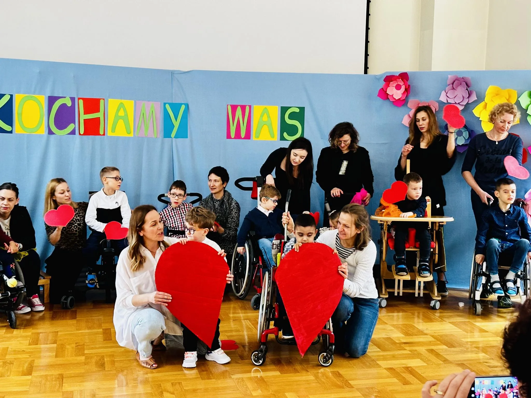 Dzieci podczas przedstawienia trzymają dwie połówki serca