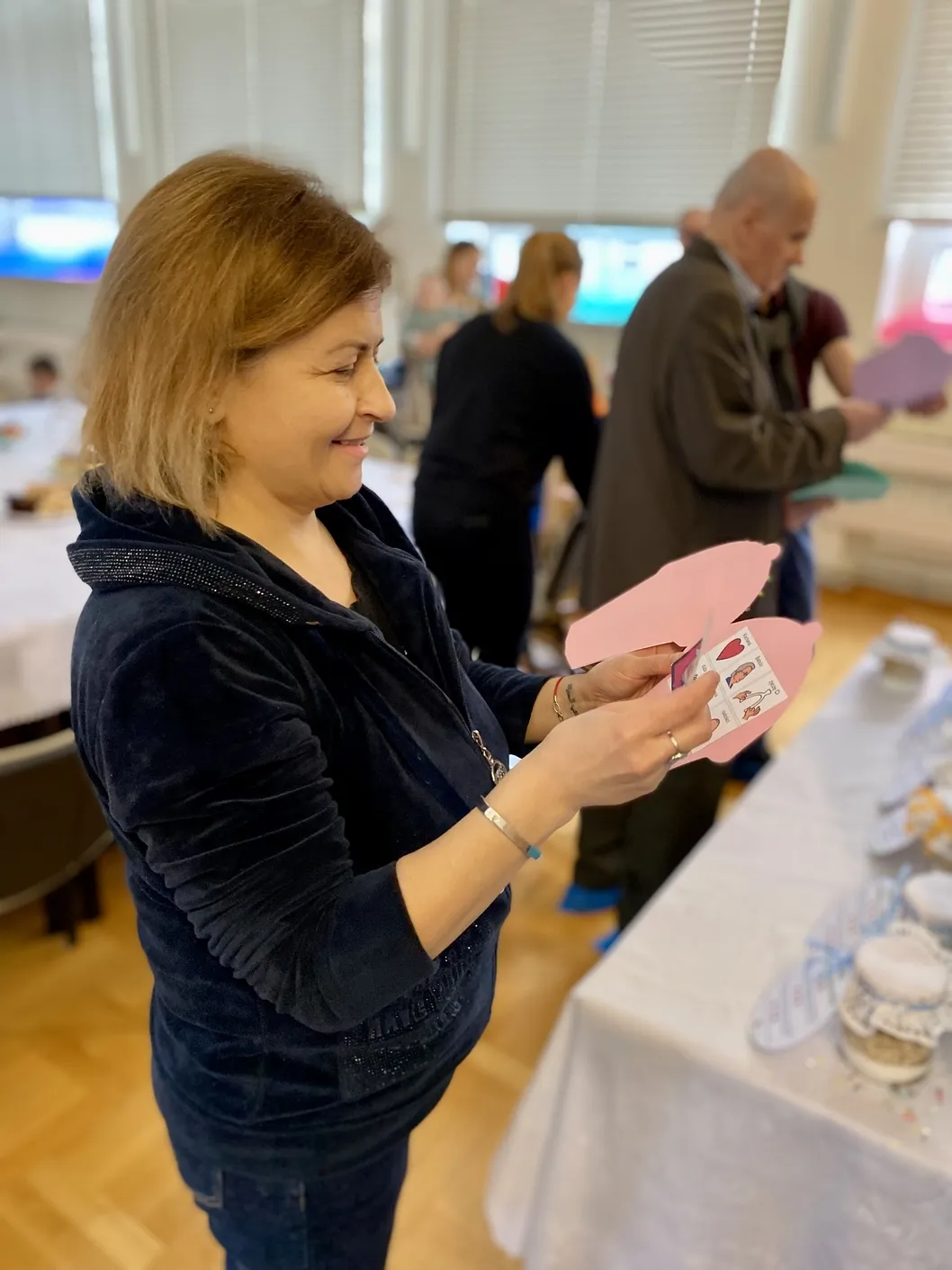 Babcia czyta życzenia od wnuczki