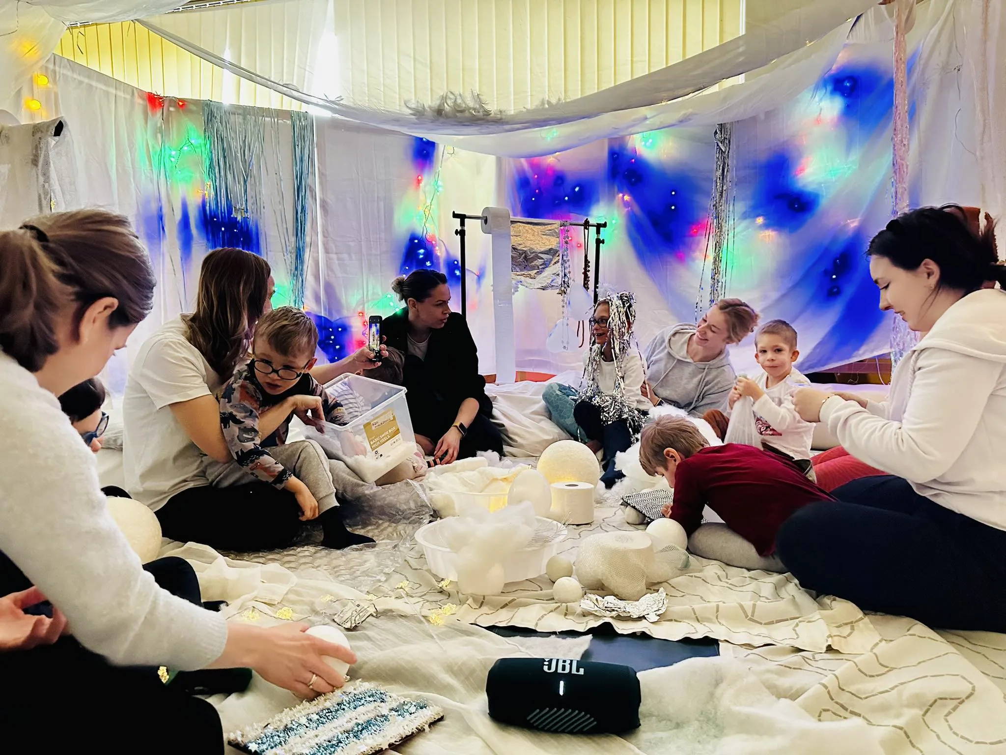 przedszkolaki bawią się przedmiotami w białych kolorach