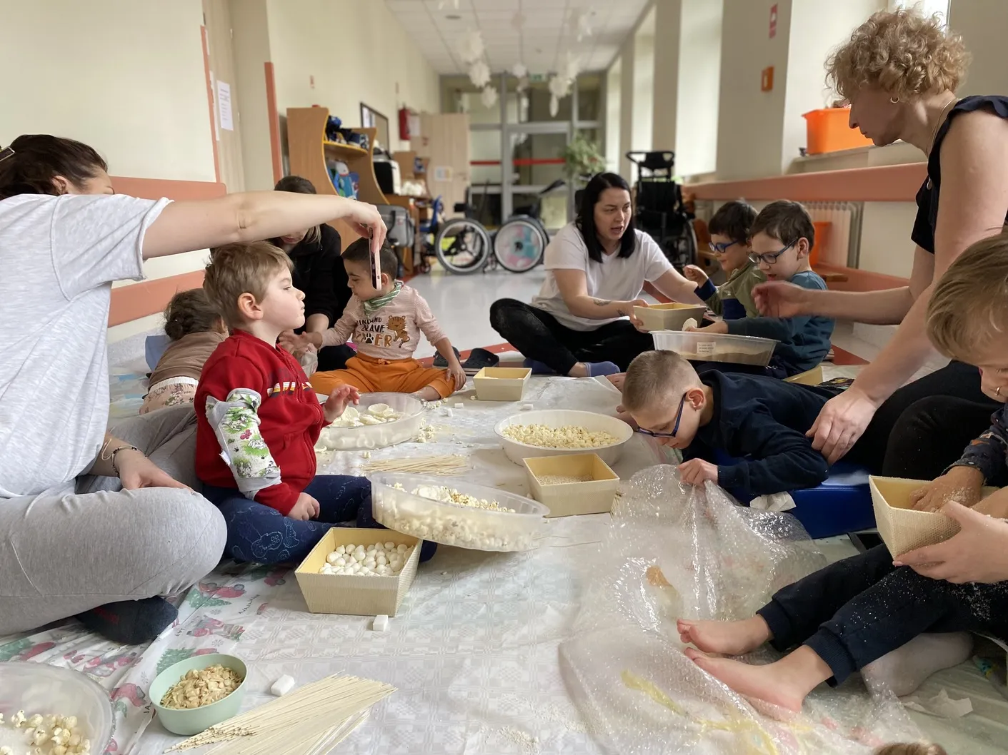 dzieci bawią się suchymi produktami spożywczymi