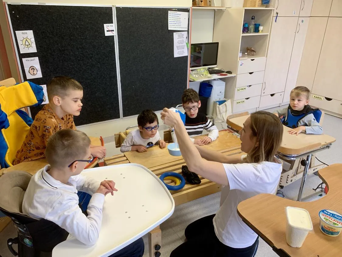 grupa II przygotowuje z Panią Kasią twarożek