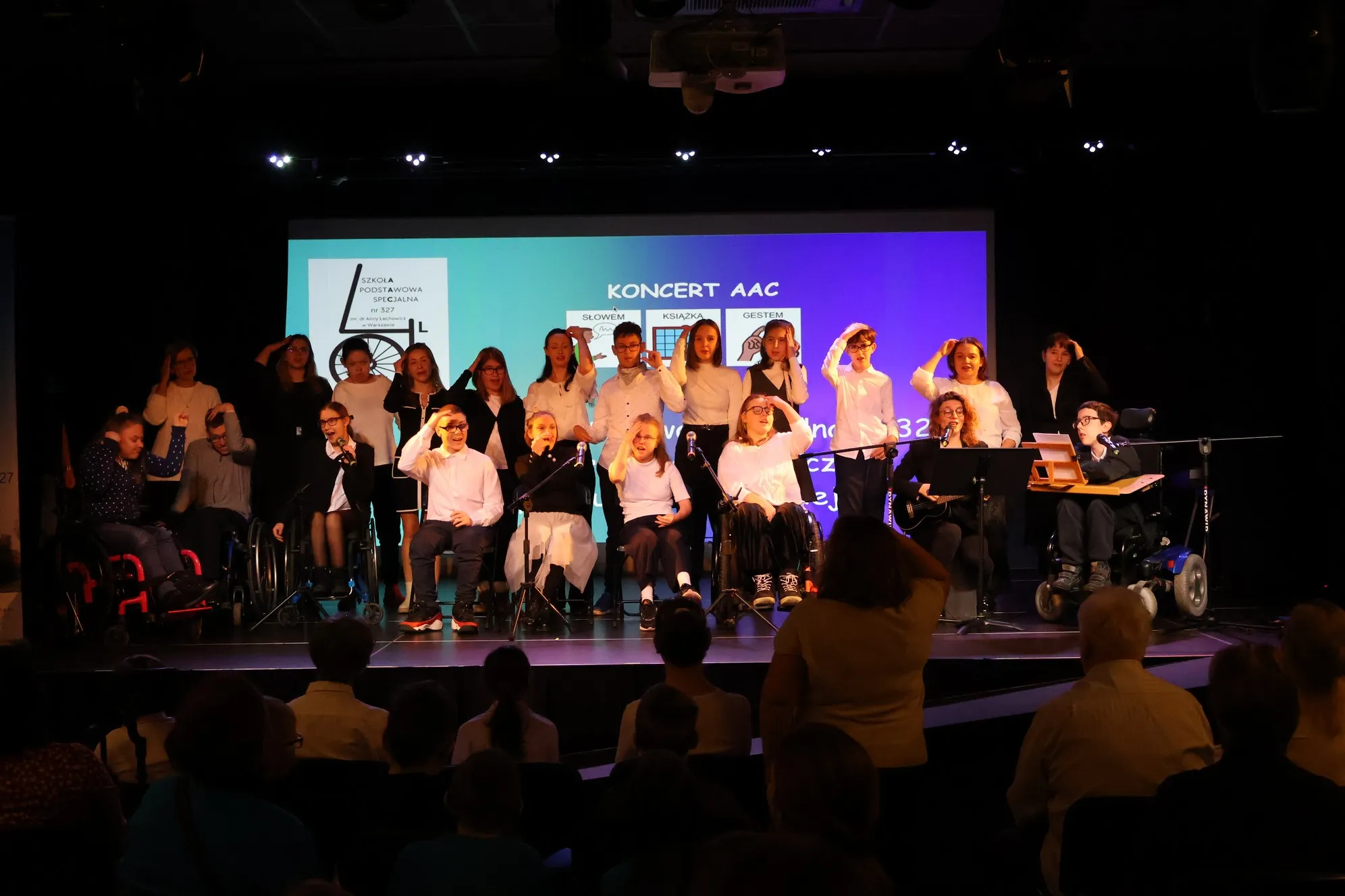 Koncert AAC „Słowem, książką, gestem”