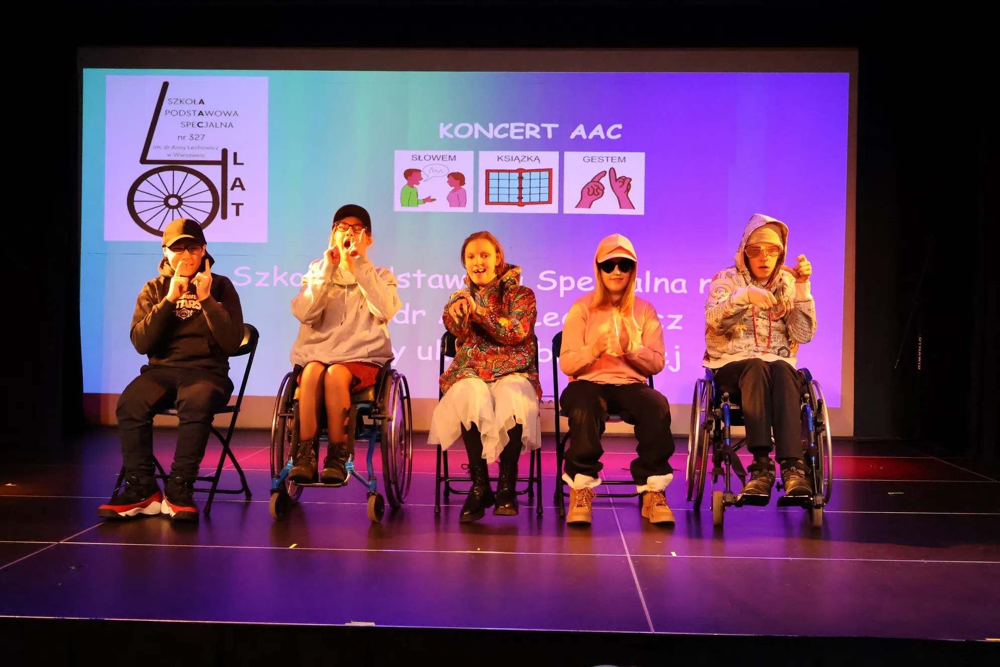 Koncert AAC „Słowem, książką, gestem”